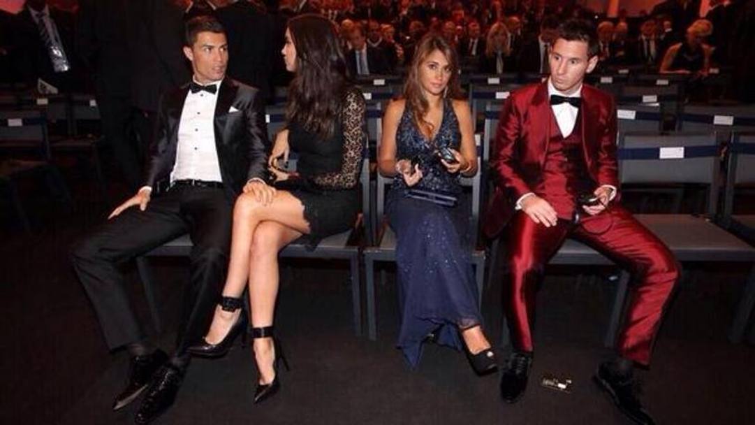 Ronaldo e Messi con le rispettive splendide dolci met, Irina e Antonella, in attesa della premiazione. 